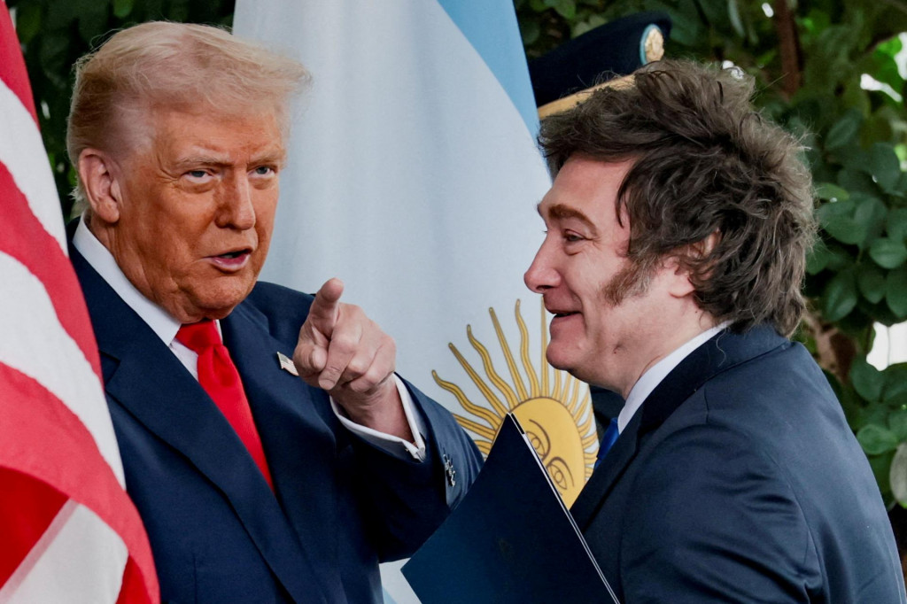 Americk&yacute; prezident Donald Trump a argent&iacute;nsky prezident Javier Milei na stretnut&iacute; v Bielom dome vo Washingtone. FOTO: REUTERS