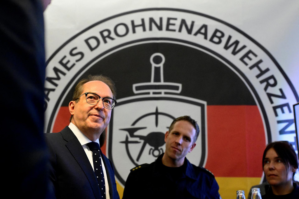 Nemeck&yacute; minister vn&uacute;tra Alexander Dobrindt sa 17. decembra 2025 z&uacute;častnil sl&aacute;vnostn&eacute;ho otvorenia nov&eacute;ho Spoločn&eacute;ho centra obrany proti dronom. FOTO: REUTERS
