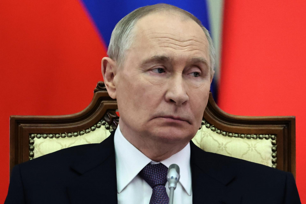 Na sn&iacute;mke rusk&yacute; prezident Vladimir Putin sa pozer&aacute; počas neform&aacute;lneho summitu kraj&iacute;n Spoločenstva nez&aacute;visl&yacute;ch &scaron;t&aacute;tov v Petrohrade 21. decembra 2025. FOTO: TASR/AP