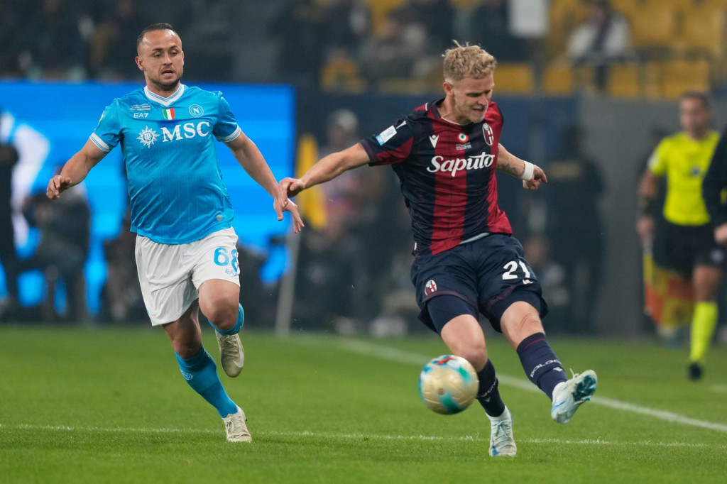 Na sn&iacute;mke slovensk&yacute; hr&aacute;č Neapolu Stanislav Lobotka (vľavo) a hr&aacute;č Bologne Jens Odgaard bojuj&uacute; o loptu vo fin&aacute;le Talianskeho superpoh&aacute;ra SSC Neapol - FC Bologna. FOTO: TASR/AP