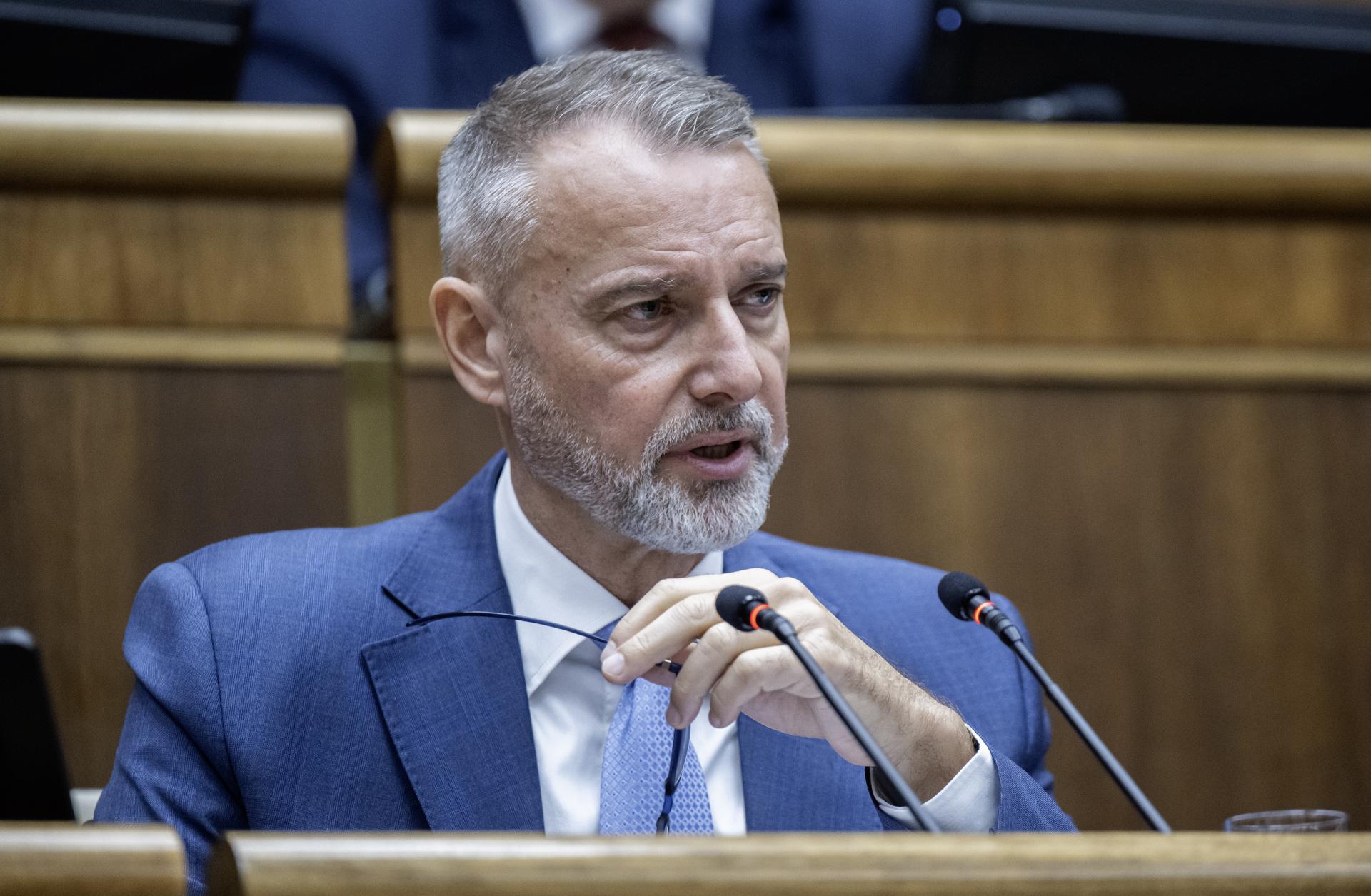 Raši chce, aby sa v zrýchlenom režime rokovalo iba v nevyhnutných prípadoch