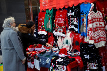 Ľudia spravidla m&iacute;ňaj&uacute; aj darovan&uacute; hotovosť. FOTO: Reuters