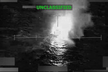 Plavidlo, o ktorom americk&aacute; arm&aacute;da uviedla, že je podozriv&eacute; z pa&scaron;ovania drog, hor&iacute; po z&aacute;sahu kinetickou zbraňou. FOTO: Južn&eacute; veliteľstvo USAReuters