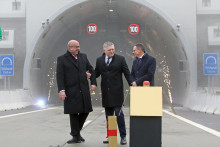 Ministrovi dopravy Jozefovi R&aacute;žovi sa podaril bonmot. Pri otv&aacute;ran&iacute; tunela Vi&scaron;ňov&eacute; zaželal pr&iacute;tomn&yacute;m aj nepr&iacute;tomn&yacute;m &Scaron;ťastn&eacute; a Vi&scaron;ňov&eacute;. FOTO: HN/Peter Mayer