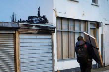 Nov&aacute; n&aacute;stenn&aacute; maľba od Banksyho v oblasti Queen&lsquo;s Mews v Bayswater. FOTO: Reuters