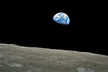 Sl&aacute;vna fotografia v&yacute;chodu Zeme, ktor&aacute; vznikla počas historicky prvej s&eacute;rie obletov Mesiaca ľuďmi na Vianoce 1968.