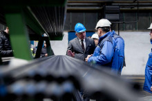 V novembri nav&scaron;t&iacute;vil premi&eacute;r Robert Fico popredn&yacute;ch priemyseln&yacute;ch hr&aacute;čov. FOTO: Facebook/&Uacute;rad vl&aacute;dy SR