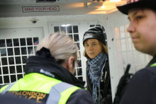 Hovorca pol&iacute;cie potvrdil, že 22-ročn&aacute; Thunbergov&aacute; bola zadržan&aacute; za vystavenie transparentu na podporu zak&aacute;zanej organiz&aacute;cie Palestine Action. FOTO: REUTERS