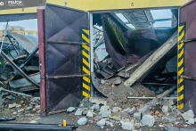 Zr&uacute;tenie časti strechy vo Veľk&yacute;ch Kapu&scaron;anoch. FOTO: Facebook pol&iacute;cie Slovenskej republiky