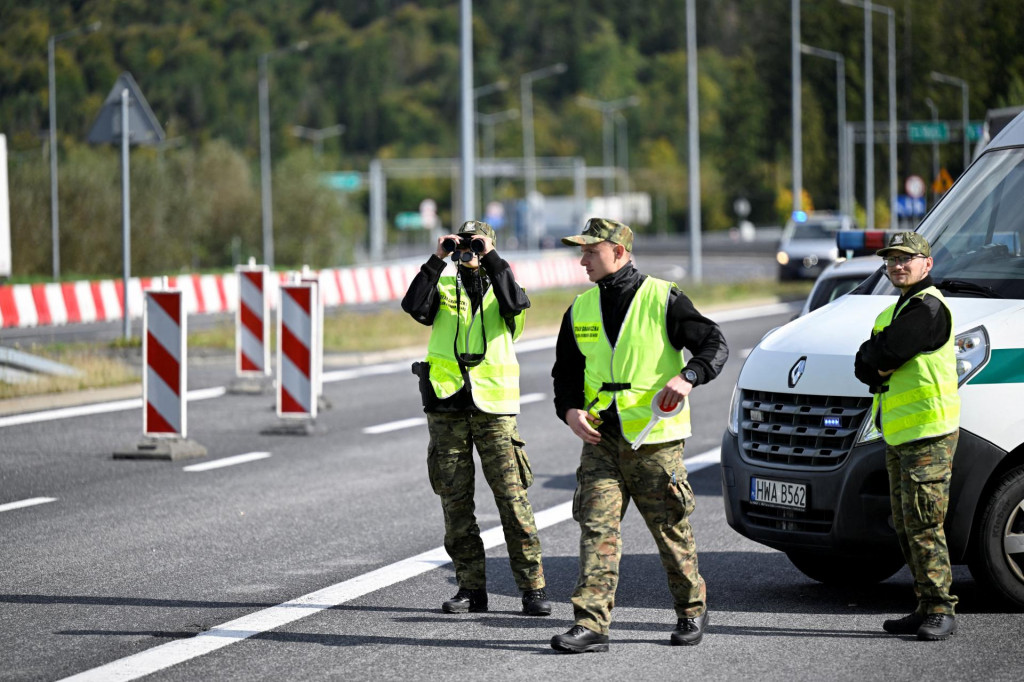 Poľsk&iacute; pohraničn&iacute;ci sleduj&uacute; vozidl&aacute; na slovensko-poľskej hranici. FOTO: Reuters