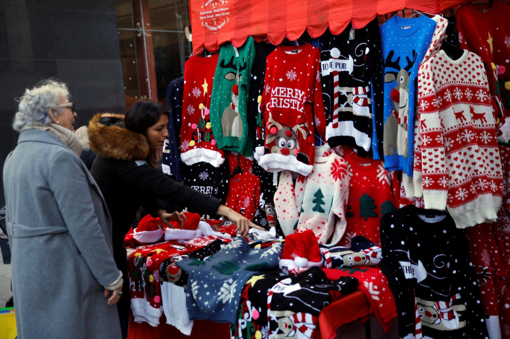 Ľudia spravidla m&iacute;ňaj&uacute; aj darovan&uacute; hotovosť. FOTO: Reuters