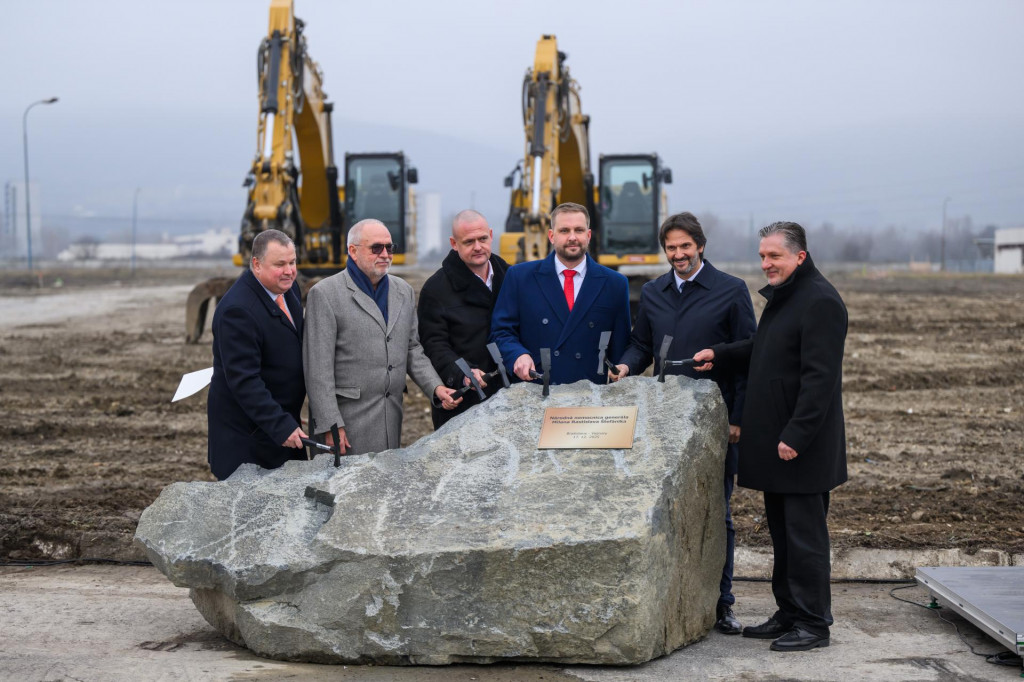 Ministri Kamil &Scaron;a&scaron;ko a Robert Kaliň&aacute;k pri poklepan&iacute; z&aacute;kladn&eacute;ho kameňa novej N&aacute;rodnej nemocnice M. R. &Scaron;tef&aacute;nika vo Vajnoroch.
