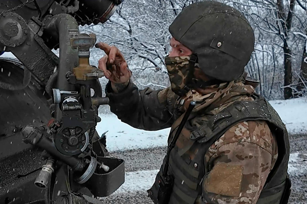 Na sn&iacute;mke z videa zverejnenej rusk&yacute;m ministerstvom obrany rusk&yacute; vojak pripravuje raketomet na p&aacute;lenie smerom na ukrajinsk&eacute; poz&iacute;cie na nezn&aacute;mom mieste na Ukrajine 16. decembra 2025. FOTO: TASR/AP