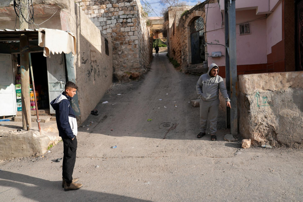 Eyewitness Kamel Zakarneh points where 16-year old Palestinian Rayyan Abu Mualla was killed by Israeli forces during a raid, in Qabatiya in the Israeli-occupied West Bank, December 21,2025. REUTERS/Ali Sawafta FOTO: Ali Sawafta