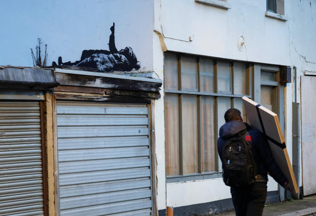 Nov&aacute; n&aacute;stenn&aacute; maľba od Banksyho v oblasti Queen&lsquo;s Mews v Bayswater. FOTO: Reuters