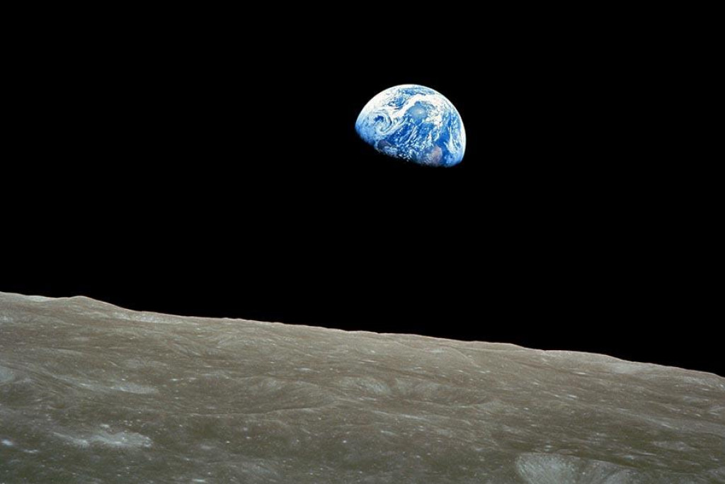 Sl&aacute;vna fotografia v&yacute;chodu Zeme, ktor&aacute; vznikla počas historicky prvej s&eacute;rie obletov Mesiaca ľuďmi na Vianoce 1968.