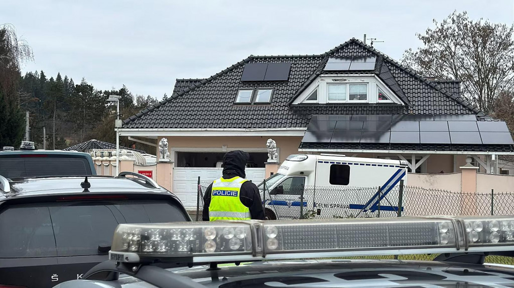 Razia pri dome Karlosa V&eacute;molu. FOTO: Jiř&iacute; Meixner, iDNES.cz