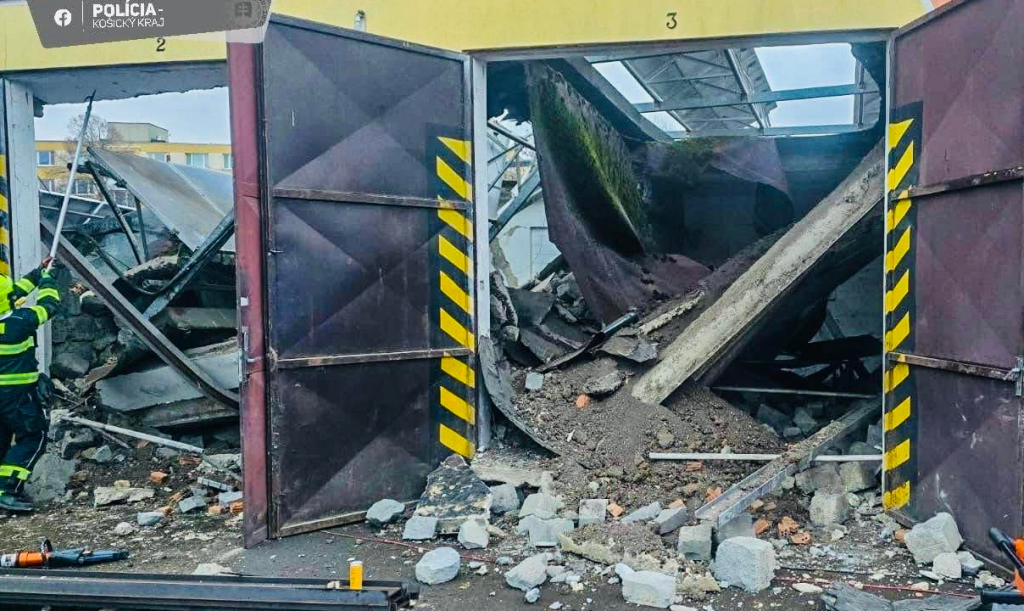 Zr&uacute;tenie časti strechy vo Veľk&yacute;ch Kapu&scaron;anoch. FOTO: Facebook pol&iacute;cie Slovenskej republiky