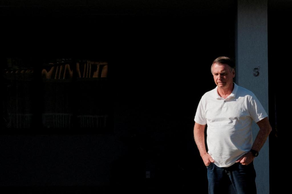 Bolsonaro, ktor&yacute; bol v prezidentskom &uacute;rade v rokoch 2019 až 2022, si odpyk&aacute;va 27-ročn&yacute; trest odňatia slobody za pokus o prevrat v krajine. FOTO: REUTERS