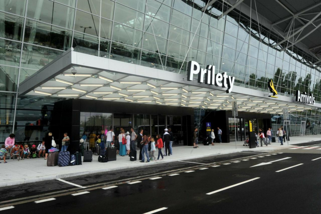 Bratislavsk&eacute; letisko očak&aacute;va za tento rok najvy&scaron;&scaron;&iacute; počet cestuj&uacute;cich od svojho vzniku. FOTO: TASR/&Scaron;tefan Pu&scaron;k&aacute;&scaron;