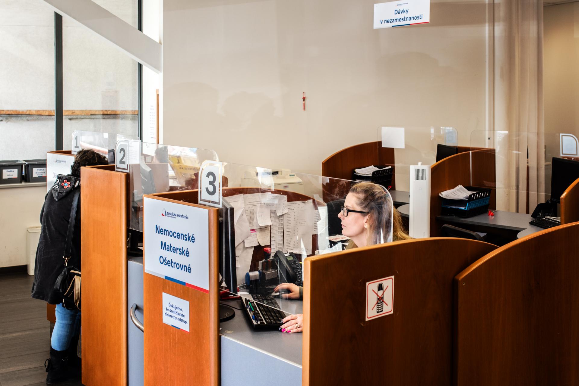 Otvárajú sa nožnice medzi pracujúcimi a ľudmi odkázanými na dávky, tvrdí Rada pre rozpočtovú zodpovednosť