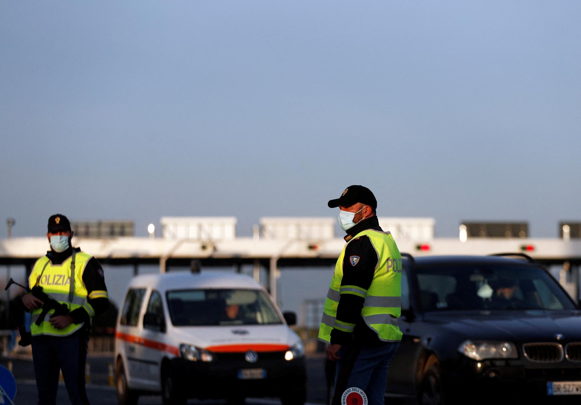 Talianska polícia zadržala hľadaného mafiána v tajnej miestnosti v Neapole, na úteku bol od roku 2022