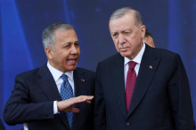Tureck&yacute; prezident Tayyip Erdogan a minister vn&uacute;tra Ali Yerlikaya. FOTO: Reuters