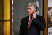 Ilustračn&aacute; fotografia - hovorca Kremľa Dmitrij Peskov drž&iacute; mobiln&yacute; telef&oacute;n. FOTO: Reuters