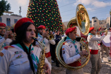 Palest&iacute;nske skautsk&eacute; skupiny pochoduj&uacute; v bl&iacute;zkosti Kostola Narodenia P&aacute;na, ktor&yacute; je tradične považovan&yacute; za miesto narodenia Ježi&scaron;a, na &Scaron;tedr&yacute; večer v meste Betlehem na Z&aacute;padnom brehu Jord&aacute;nu. FOTO: TASR/AP