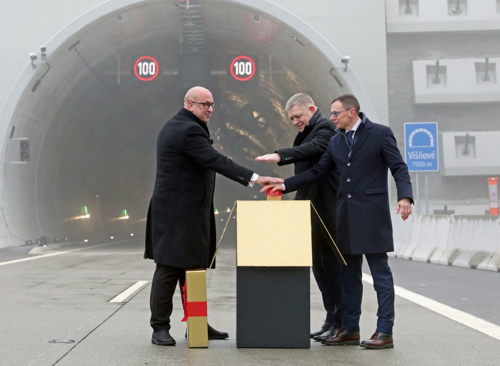 Najv&auml;č&scaron;ou diaľničnou udalosťou roka bolo otvorenie tunela Vi&scaron;ňov&eacute;. FOTO: HN/Peter Mayer