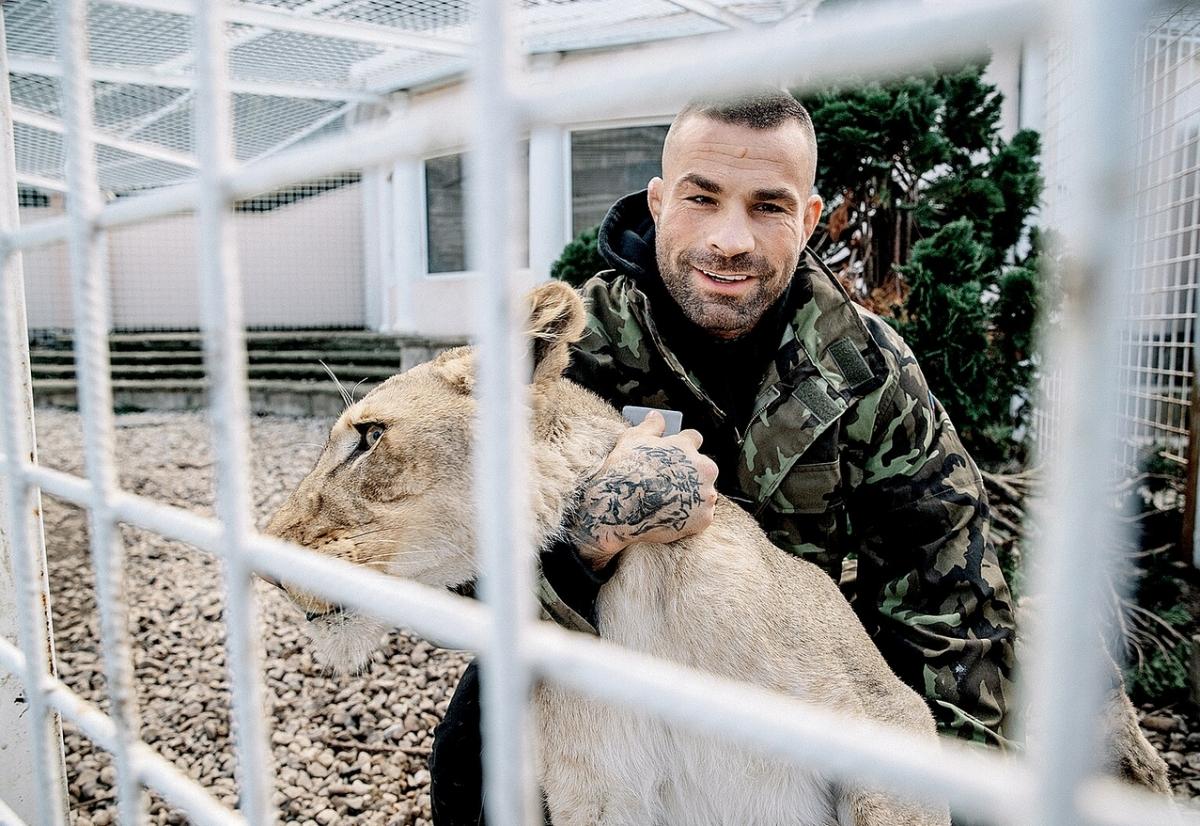 Súd poslal zápasníka Vémolu do väzby, hrozí mu väzenie až na 18 rokov