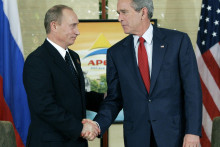 Americk&yacute; prezident George W. Bush (vpravo) a rusk&yacute; prezident Vladimir Putin podp&iacute;sali bilater&aacute;lnu dohodu o vstupe Ruska do Svetovej obchodnej organiz&aacute;cie WTO v novembri 2006. FOTO TASR/AP