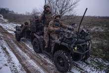 Ukrajinsk&eacute; drony za&uacute;točili v noci na &scaron;tvrtok na Rostovsk&uacute; oblasť, zahynuli pri tom tri osoby a ďal&scaron;ie utrpeli zranenia, uviedol tamoj&scaron;&iacute; gubern&aacute;tor Jurij Sľusar. FOTO: TASR/AP