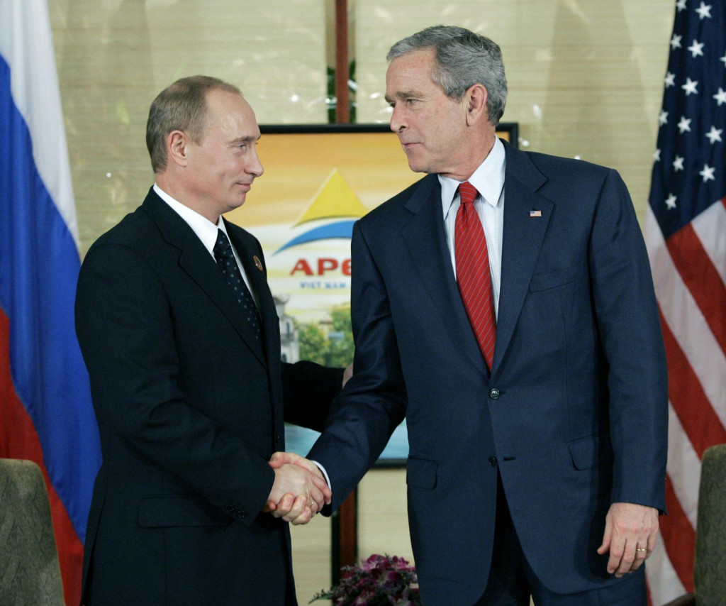 Americk&yacute; prezident George W. Bush (vpravo) a rusk&yacute; prezident Vladimir Putin podp&iacute;sali bilater&aacute;lnu dohodu o vstupe Ruska do Svetovej obchodnej organiz&aacute;cie WTO v novembri 2006. FOTO TASR/AP