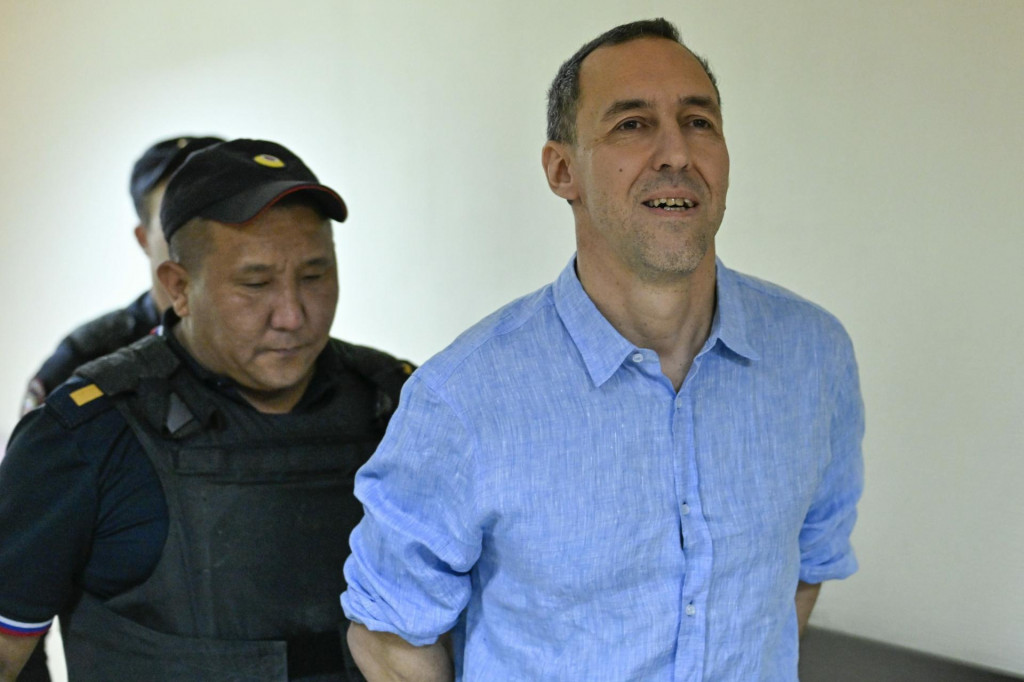 Franc&uacute;zsky vedec Laurent Vinatier (vpravo) je eskortovan&yacute; do s&uacute;dnej siene Okresn&eacute;ho s&uacute;du Zamoskvoretsky v Moskve. FOTO: TASR/AP