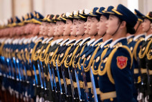 Momentka zo 4. decembra zachyt&aacute;va v&yacute;jav z uv&iacute;tacej cerem&oacute;nie, ktor&uacute; v Pekingu pripravili franc&uacute;zskemu prezidentovi Emmanuelovi Macronovi. FOTO: Reuters