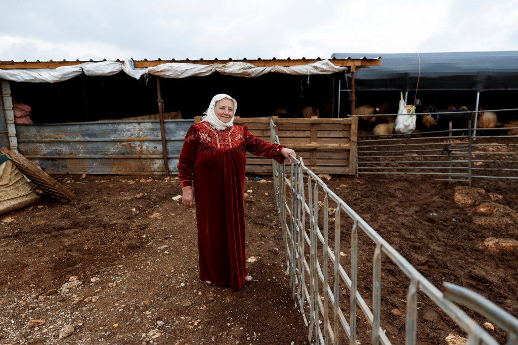 Sedemdesiatročn&aacute; bedu&iacute;nska palest&iacute;nska star&aacute; mama Rabiha Nazij sleduje, ako bola jej rodina vys&iacute;dlen&aacute; po &uacute;toku osadn&iacute;kov, ktor&iacute; im vyp&aacute;lili dom, a utiekli do palest&iacute;nskej dediny Deir Dibwan na Izraelom okupovanom Z&aacute;padnom brehu Jord&aacute;nu. FOTO: REUTERS