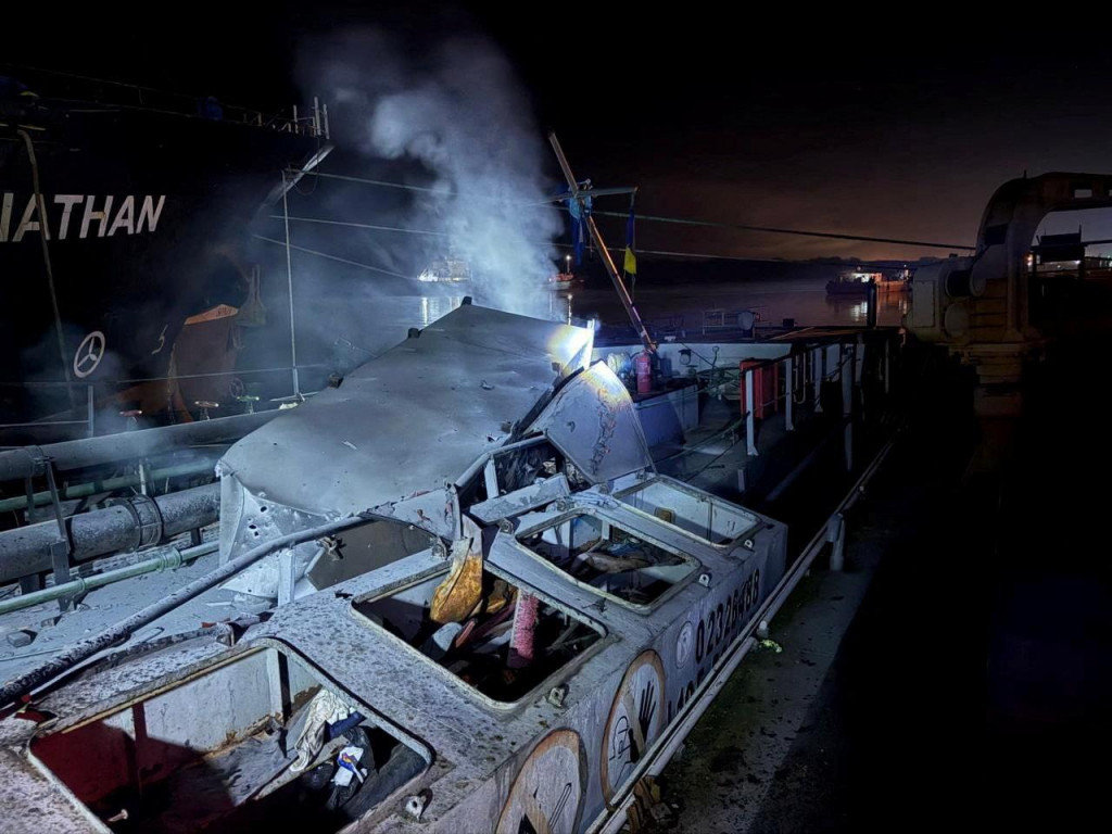 Dym st&uacute;pa nad plavidlom, ktor&eacute; bolo po&scaron;koden&eacute; počas nočn&yacute;ch &uacute;tokov rusk&yacute;ch dronov. FOTO: REUTERS