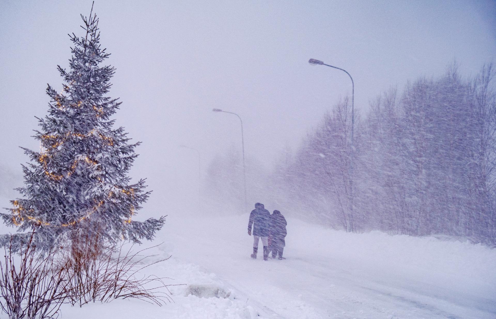 Zimná víchrica vo Švédsku prerušila dodávky elektriny pre tisíce domácností