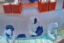 Do predajne vo&scaron;lo &scaron;esť os&ocirc;b oblečen&yacute;ch v bielych overaloch so zahalenou tv&aacute;rou, pričom jedna zostala pred predajňou.

FOTO: Facebook pol&iacute;cie/Bratislavsk&yacute; kraj