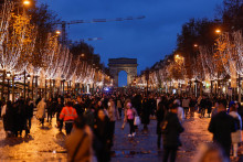 Champs-&Eacute;lys&eacute;es s V&iacute;ťazn&yacute;m obl&uacute;kom v Par&iacute;ži. FOTO: Reuters