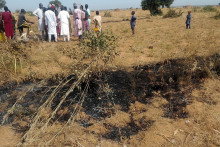 Ľudia sa zhromažďuj&uacute; na mieste, kde je v dedine Jabo vidieť sp&aacute;len&uacute; tr&aacute;vu po tom, čo americk&eacute; sily na žiadosť nig&eacute;rijskej vl&aacute;dy spustili &uacute;tok proti militantom Islamsk&eacute;ho &scaron;t&aacute;tu v severoz&aacute;padnej Nig&eacute;rii. FOTO: Reuters