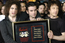 Na arch&iacute;vnej sn&iacute;mke členovia britskej rockovej skupiny The Cure zľava Robert Smith, Simon Gallup a Perry Bamonte. FOTO: TASR/AP