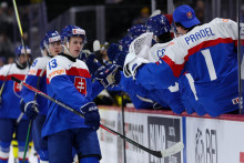 Slovensk&yacute; hokejista Tobias Tom&iacute;k (13) sa te&scaron;&iacute; so spoluhr&aacute;čmi. FOTO: TASR/AP