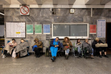 Ľudia sa ukr&yacute;vaj&uacute; na stanici metra počas rusk&eacute;ho &uacute;toku. FOTO: Reuters