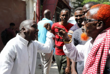 Som&aacute;lčania debatuj&uacute; v uliciach po tom, čo Izrael ako prv&aacute; krajina form&aacute;lne uznala samozvan&uacute; Republiku Somaliland za nez&aacute;visl&yacute; a suver&eacute;nny &scaron;t&aacute;t. FOTO: Reuters