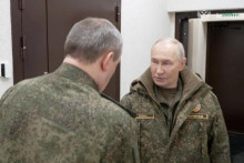 Rusk&eacute;ho prezidenta Vladimira Putina v&iacute;ta n&aacute;čeln&iacute;k gener&aacute;lneho &scaron;t&aacute;bu rusk&yacute;ch ozbrojen&yacute;ch s&iacute;l Valerij Gerasimov pri n&aacute;v&scaron;teve veliteľsk&eacute;ho stanovi&scaron;ťa zoskupenia rusk&yacute;ch s&iacute;l. FOTO: Reuters