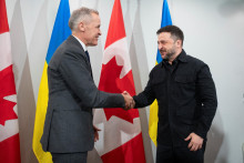 Kanadsk&yacute; premi&eacute;r Mark Carney sa stretol s ukrajinsk&yacute;m prezidentom Volodymyrom Zelensk&yacute;m. FOTO: Reuters