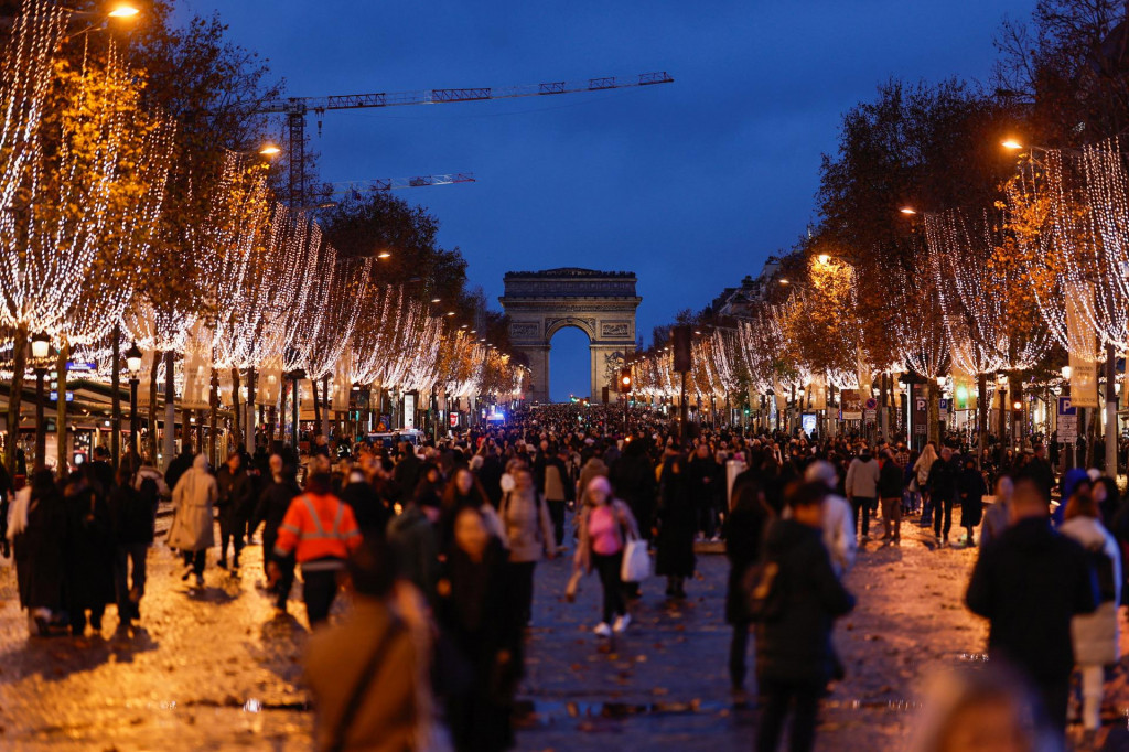 Champs-&Eacute;lys&eacute;es s V&iacute;ťazn&yacute;m obl&uacute;kom v Par&iacute;ži. FOTO: Reuters