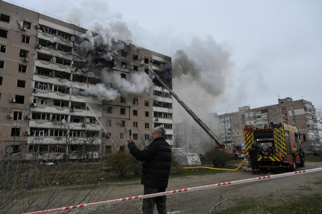 Horiaci bytov&yacute; dom, ktor&yacute; zasiahol rusk&yacute; leteck&yacute; &uacute;tok v Z&aacute;porož&iacute; na Ukrajine. FOTO: Reuters